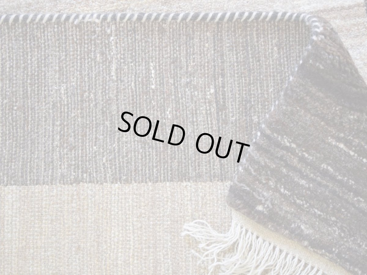 画像16: 新品 ペルシャ ギャッベ 縦2m 横1.5m 3㎡ 〜3帖 リビング ダイニング 2-3人掛けソファ サイズ 197 × 157 cm No.A585 肉厚 天然 ウール ギャベ 手織り ハンドメイド ラグ 絨毯 カーペット リビングダイニングルームやベッドサイドに こげ茶 ブラウン ベージュ 原毛系 生命の樹 n-a585-197157h733034 (16)