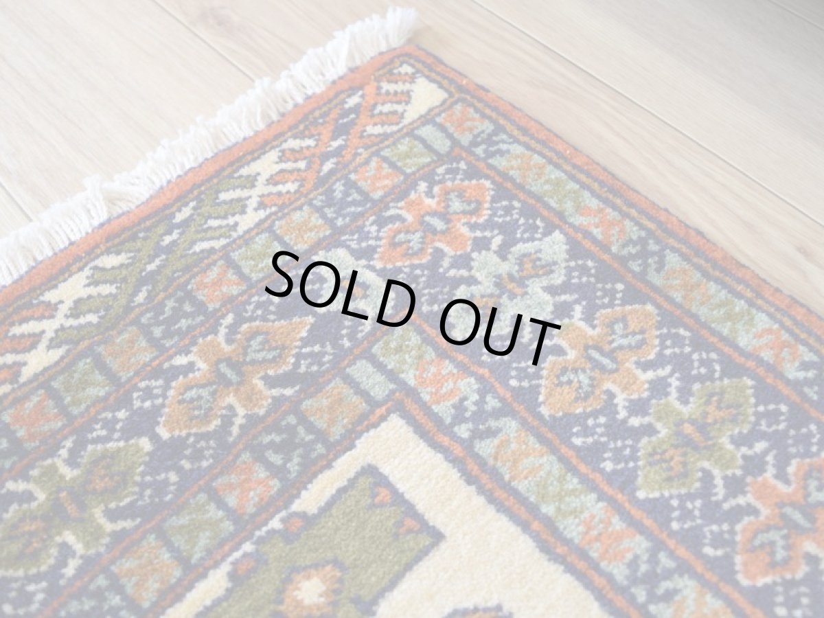 画像9: 美品 ペルシャ 部族絨毯 トルクメン 玄関 マット サイズ 87 x 71 cm No.E1 天然 肉厚 ウール 手織り ハンドメイド トライバル ラグ マット カーペット 生成り クリーム オレンジ グリーン カラフル 幾何学模様 民族柄 中古品に抵抗のある方にもお勧めです a-e1-087071h001p (9)