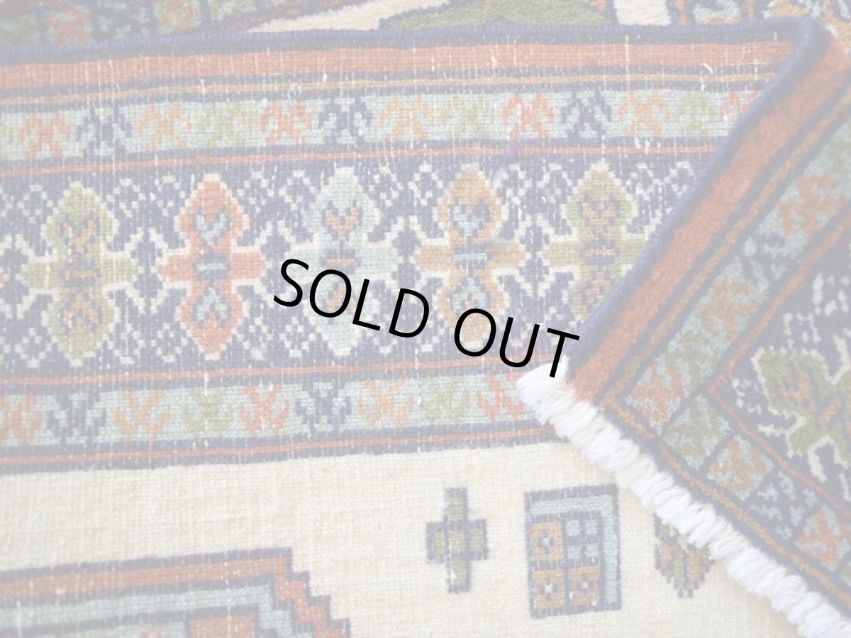 画像16: 美品 ペルシャ 部族絨毯 トルクメン 玄関 マット サイズ 87 x 71 cm No.E1 天然 肉厚 ウール 手織り ハンドメイド トライバル ラグ マット カーペット 生成り クリーム オレンジ グリーン カラフル 幾何学模様 民族柄 中古品に抵抗のある方にもお勧めです a-e1-087071h001p (16)