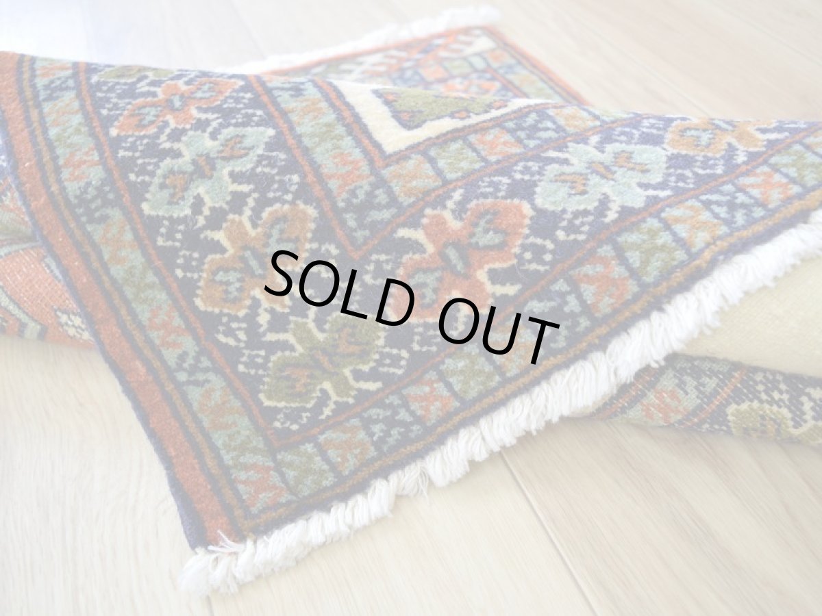 画像15: 美品 ペルシャ 部族絨毯 トルクメン 玄関 マット サイズ 87 x 71 cm No.E1 天然 肉厚 ウール 手織り ハンドメイド トライバル ラグ マット カーペット 生成り クリーム オレンジ グリーン カラフル 幾何学模様 民族柄 中古品に抵抗のある方にもお勧めです a-e1-087071h001p (15)