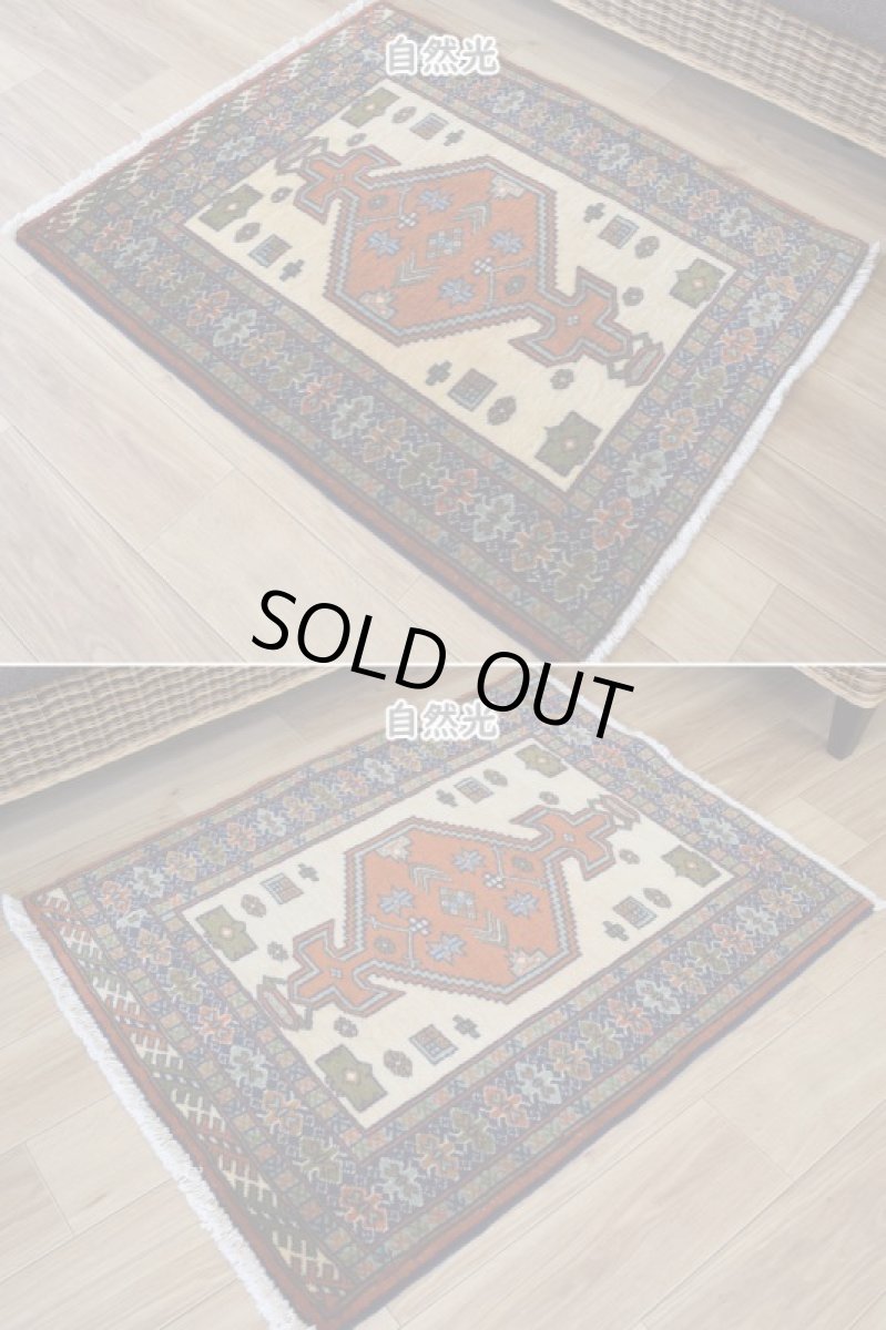 画像4: 美品 ペルシャ 部族絨毯 トルクメン 玄関 マット サイズ 87 x 71 cm No.E1 天然 肉厚 ウール 手織り ハンドメイド トライバル ラグ マット カーペット 生成り クリーム オレンジ グリーン カラフル 幾何学模様 民族柄 中古品に抵抗のある方にもお勧めです a-e1-087071h001p (4)