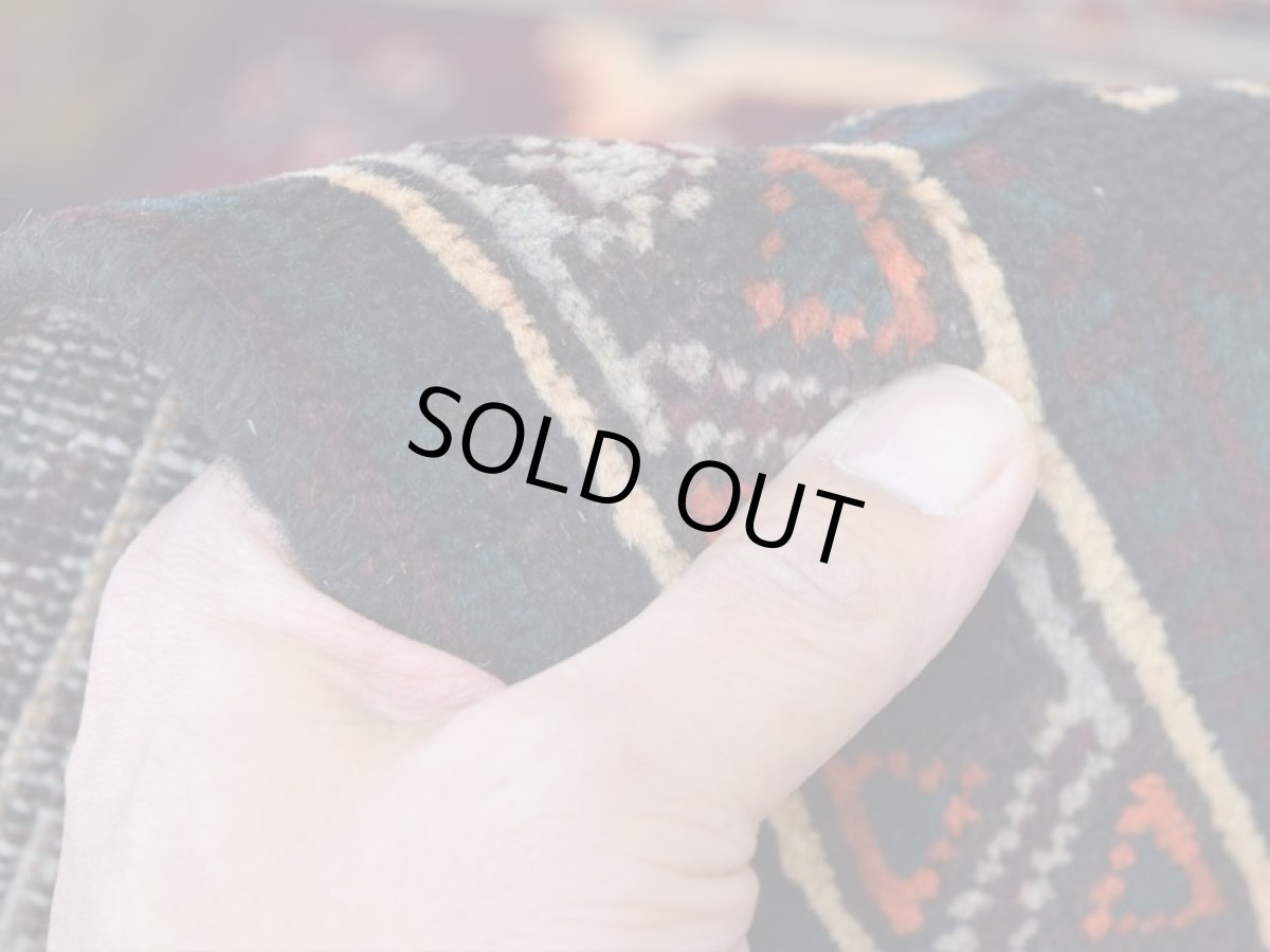 画像11: 良品 ペルシャ 部族絨毯 バルーチ 縦2.5m 横1.2m 3㎡ リビング ダイニング 2〜3人掛けソファ センターテーブル サイズ 250 x 115 cm No.P474 ウール 手織り トライバル ラグ 敷物 マット カーペット メダリオン 幾何学模様 ヴィンテージ ビンテージ  黒 ネイビー オリーブ エンジ b-p474-250115h523p (11)