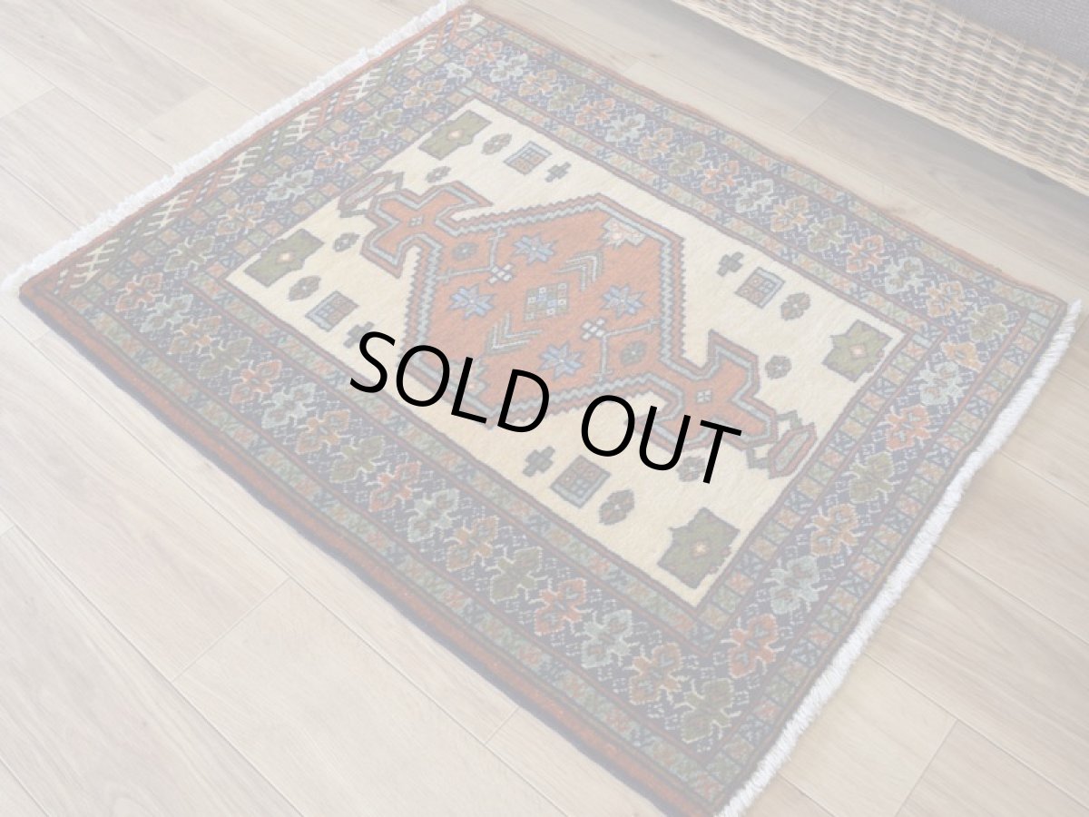 画像2: 美品 ペルシャ 部族絨毯 トルクメン 玄関 マット サイズ 87 x 71 cm No.E1 天然 肉厚 ウール 手織り ハンドメイド トライバル ラグ マット カーペット 生成り クリーム オレンジ グリーン カラフル 幾何学模様 民族柄 中古品に抵抗のある方にもお勧めです a-e1-087071h001p (2)