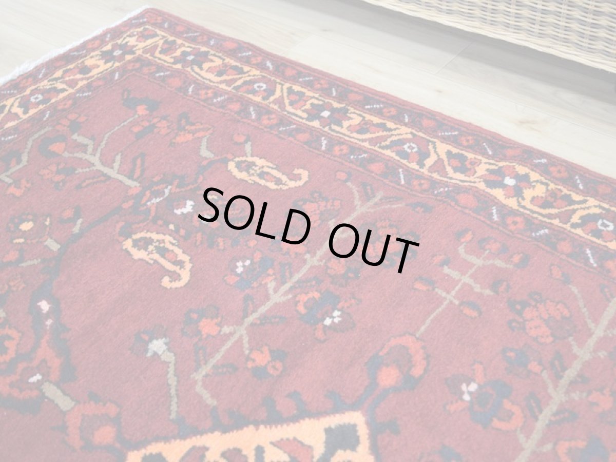 画像9: 良品 ペルシャ 部族絨毯 バクティヤリ 縦1.5m 横1.1m 2㎡ 〜2帖程度 1〜2人掛けソファ センターテーブル サイズ 150 x 110 cm No.R223 ウール 手織り トライバル ラグ 敷物 マット カーペット ヴィンテージ ビンテージ  赤 レッド b-r223-150110h001031 (9)