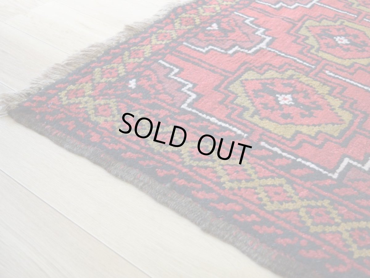 画像11: 中古品 ペルシャ 部族絨毯 グーチャン 縦1.7m 横1.1m 2㎡ 2人掛けソファ センターテーブル サイズ 170 x 105 cm No.Z191 ウール 手織り トライバル ラグ 敷物 マット カーペット 幾何学模様 ヴィンテージ ビンテージ  赤 c-z191-170105h060870 (11)