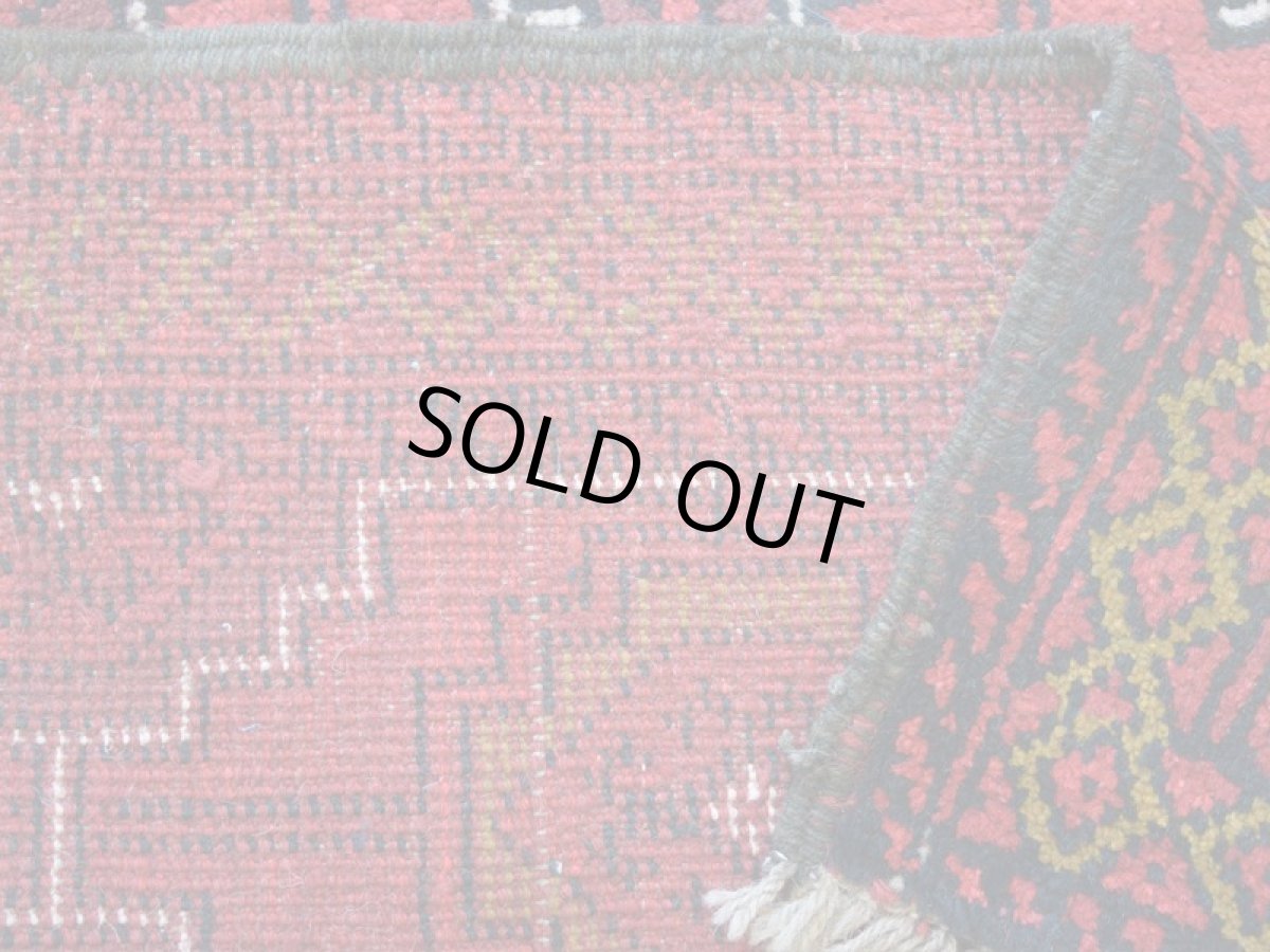 画像17: 中古品 ペルシャ 部族絨毯 グーチャン 縦1.7m 横1.1m 2㎡ 2人掛けソファ センターテーブル サイズ 170 x 105 cm No.Z191 ウール 手織り トライバル ラグ 敷物 マット カーペット 幾何学模様 ヴィンテージ ビンテージ  赤 c-z191-170105h060870 (17)