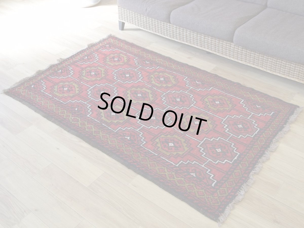 画像2: 中古品 ペルシャ 部族絨毯 グーチャン 縦1.7m 横1.1m 2㎡ 2人掛けソファ センターテーブル サイズ 170 x 105 cm No.Z191 ウール 手織り トライバル ラグ 敷物 マット カーペット 幾何学模様 ヴィンテージ ビンテージ  赤 c-z191-170105h060870 (2)