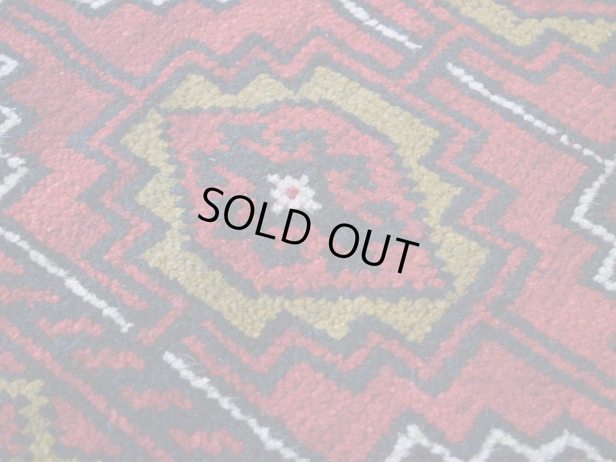 画像9: 中古品 ペルシャ 部族絨毯 グーチャン 縦1.7m 横1.1m 2㎡ 2人掛けソファ センターテーブル サイズ 170 x 105 cm No.Z191 ウール 手織り トライバル ラグ 敷物 マット カーペット 幾何学模様 ヴィンテージ ビンテージ  赤 c-z191-170105h060870 (9)