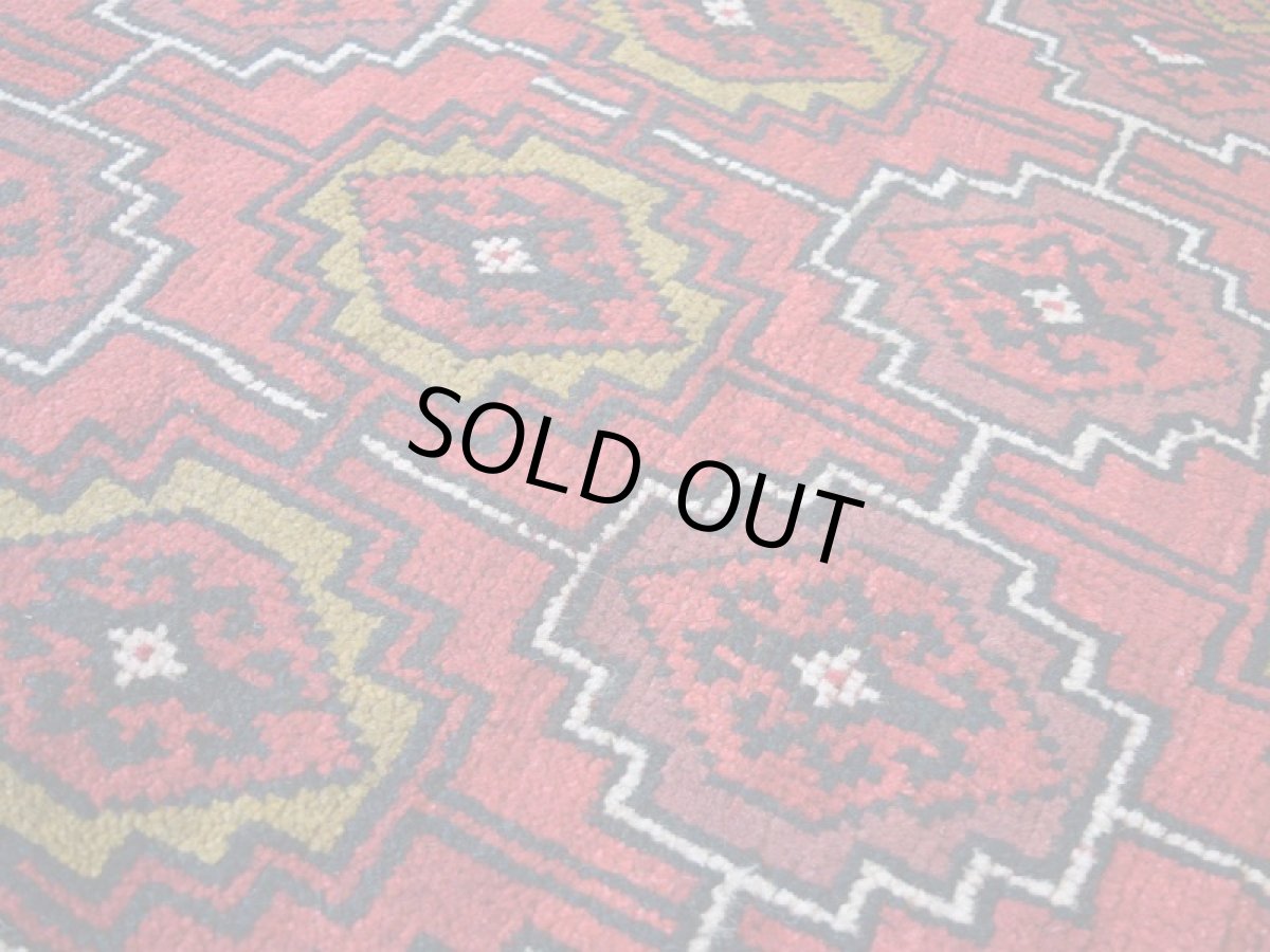 画像12: 中古品 ペルシャ 部族絨毯 グーチャン 縦1.7m 横1.1m 2㎡ 2人掛けソファ センターテーブル サイズ 170 x 105 cm No.Z191 ウール 手織り トライバル ラグ 敷物 マット カーペット 幾何学模様 ヴィンテージ ビンテージ  赤 c-z191-170105h060870 (12)