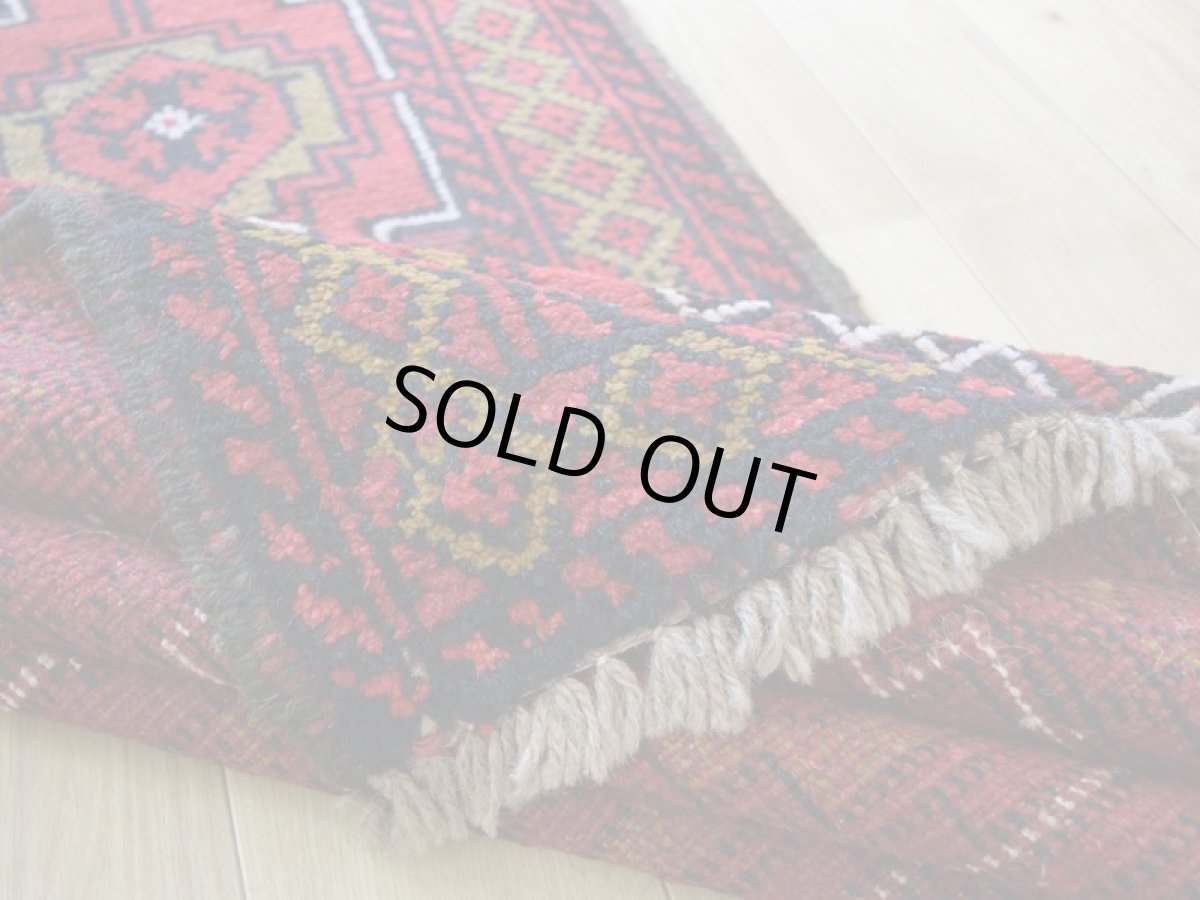 画像16: 中古品 ペルシャ 部族絨毯 グーチャン 縦1.7m 横1.1m 2㎡ 2人掛けソファ センターテーブル サイズ 170 x 105 cm No.Z191 ウール 手織り トライバル ラグ 敷物 マット カーペット 幾何学模様 ヴィンテージ ビンテージ  赤 c-z191-170105h060870 (16)