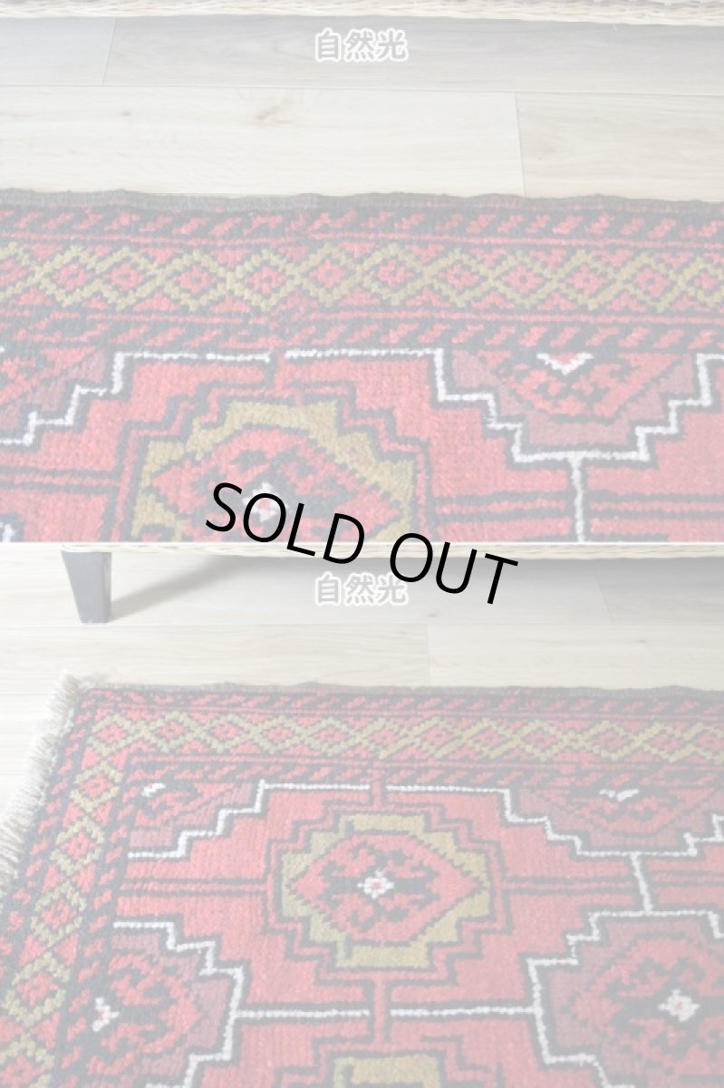 画像5: 中古品 ペルシャ 部族絨毯 グーチャン 縦1.7m 横1.1m 2㎡ 2人掛けソファ センターテーブル サイズ 170 x 105 cm No.Z191 ウール 手織り トライバル ラグ 敷物 マット カーペット 幾何学模様 ヴィンテージ ビンテージ  赤 c-z191-170105h060870 (5)