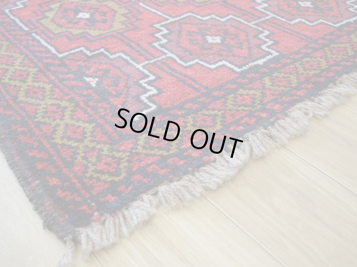 画像14: 中古品 ペルシャ 部族絨毯 グーチャン 縦1.7m 横1.1m 2㎡ 2人掛けソファ センターテーブル サイズ 170 x 105 cm No.Z191 ウール 手織り トライバル ラグ 敷物 マット カーペット 幾何学模様 ヴィンテージ ビンテージ  赤 c-z191-170105h060870 (14)