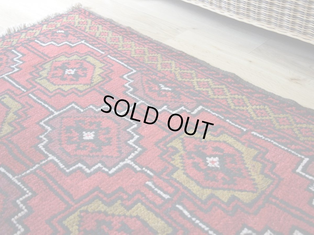 画像8: 中古品 ペルシャ 部族絨毯 グーチャン 縦1.7m 横1.1m 2㎡ 2人掛けソファ センターテーブル サイズ 170 x 105 cm No.Z191 ウール 手織り トライバル ラグ 敷物 マット カーペット 幾何学模様 ヴィンテージ ビンテージ  赤 c-z191-170105h060870 (8)