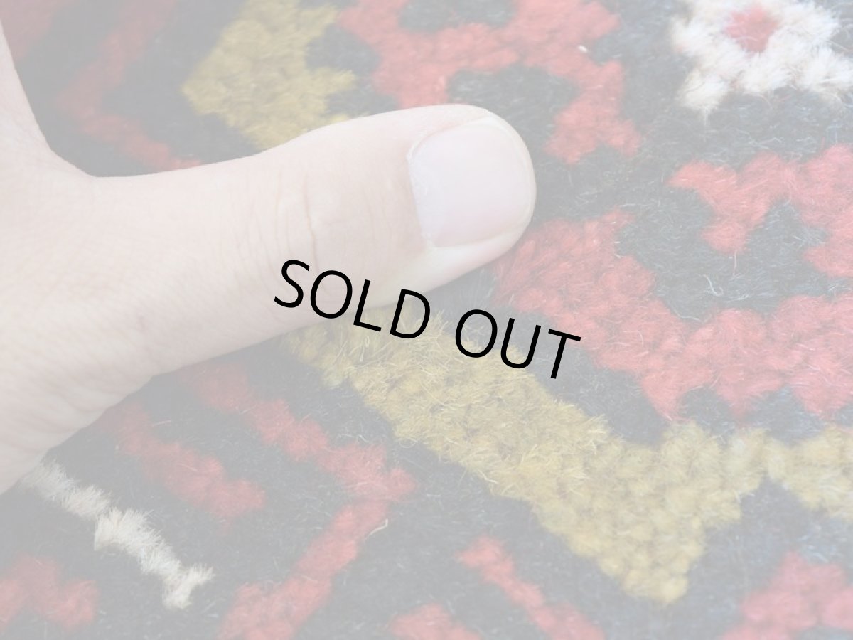 画像10: 中古品 ペルシャ 部族絨毯 グーチャン 縦1.7m 横1.1m 2㎡ 2人掛けソファ センターテーブル サイズ 170 x 105 cm No.Z191 ウール 手織り トライバル ラグ 敷物 マット カーペット 幾何学模様 ヴィンテージ ビンテージ  赤 c-z191-170105h060870 (10)