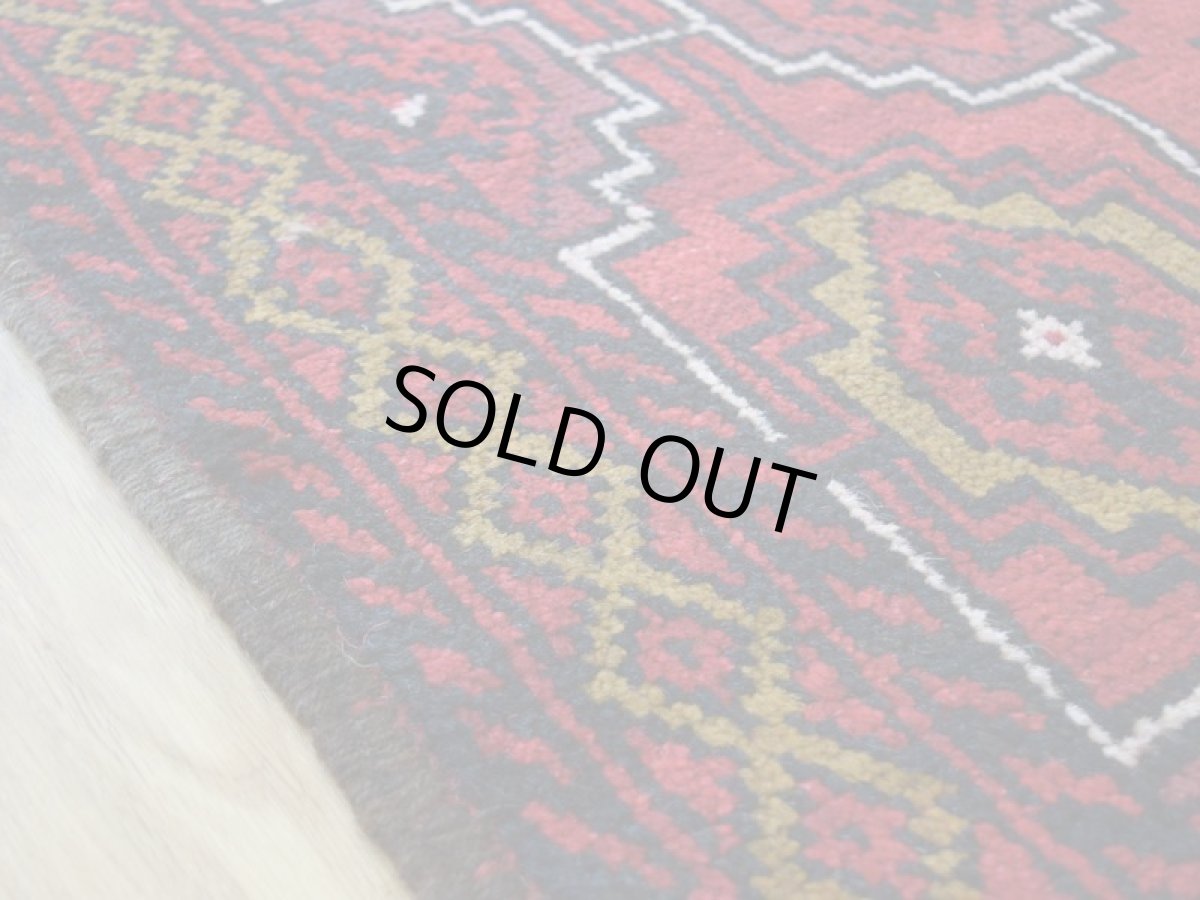 画像13: 中古品 ペルシャ 部族絨毯 グーチャン 縦1.7m 横1.1m 2㎡ 2人掛けソファ センターテーブル サイズ 170 x 105 cm No.Z191 ウール 手織り トライバル ラグ 敷物 マット カーペット 幾何学模様 ヴィンテージ ビンテージ  赤 c-z191-170105h060870 (13)