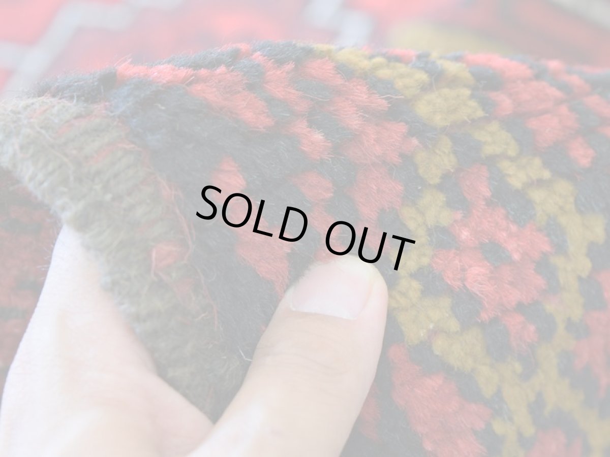 画像15: 中古品 ペルシャ 部族絨毯 グーチャン 縦1.7m 横1.1m 2㎡ 2人掛けソファ センターテーブル サイズ 170 x 105 cm No.Z191 ウール 手織り トライバル ラグ 敷物 マット カーペット 幾何学模様 ヴィンテージ ビンテージ  赤 c-z191-170105h060870 (15)