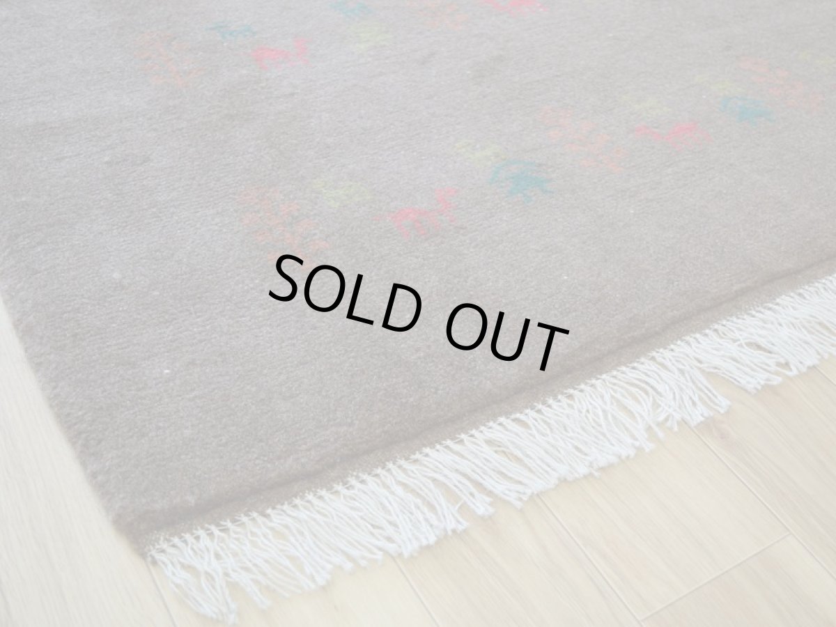 画像13: 新品 ペルシャ ギャッベ 縦2m 横1.5m 2.5㎡ リビング ダイニング 2-3人掛けソファ サイズ 190 × 135 cm No.R435 肉厚 天然 ウール ギャベ 手織り ハンドメイド ラグ 絨毯 カーペット リビングダイニングルームやベッドサイドに ブラウン 茶 動物 植物柄 n-r435-190135h031071 (13)