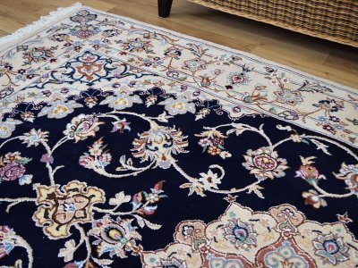 画像1: 新品 ペルシャ 絨毯 ナイン 産 9la ノーラー 縦2.5m 横1.5m 3.7㎡ 〜3.5帖程度 リビング ダイニング 2-3人掛けソファ サイズ 243 x 152 cm No.2285 ウール 手織り ラグ 敷物 カーペット メダリオン 濃紺 ネイビー 生成り アイボリー ベージュ n-2285-243152s08705101