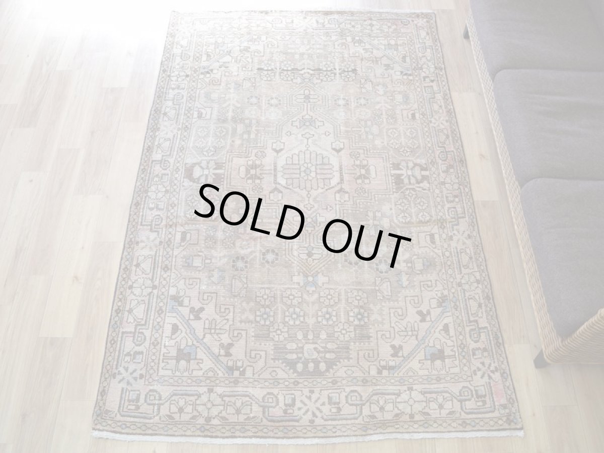 画像9: 【中古品】 ペルシャ 部族絨毯 バクティヤリ 縦2.2m 横1.5m 3.2㎡ 〜3帖 リビング ダイニング 2〜3人掛けソファ センターテーブル サイズ 214 x 145 cm No.AD704 ウール 手織り トライバル ラグ 敷物 マット カーペット 幾何学模様 ヴィンテージ ビンテージ 【スレ毛足無し】 c-ad704-214145h052523 (9)