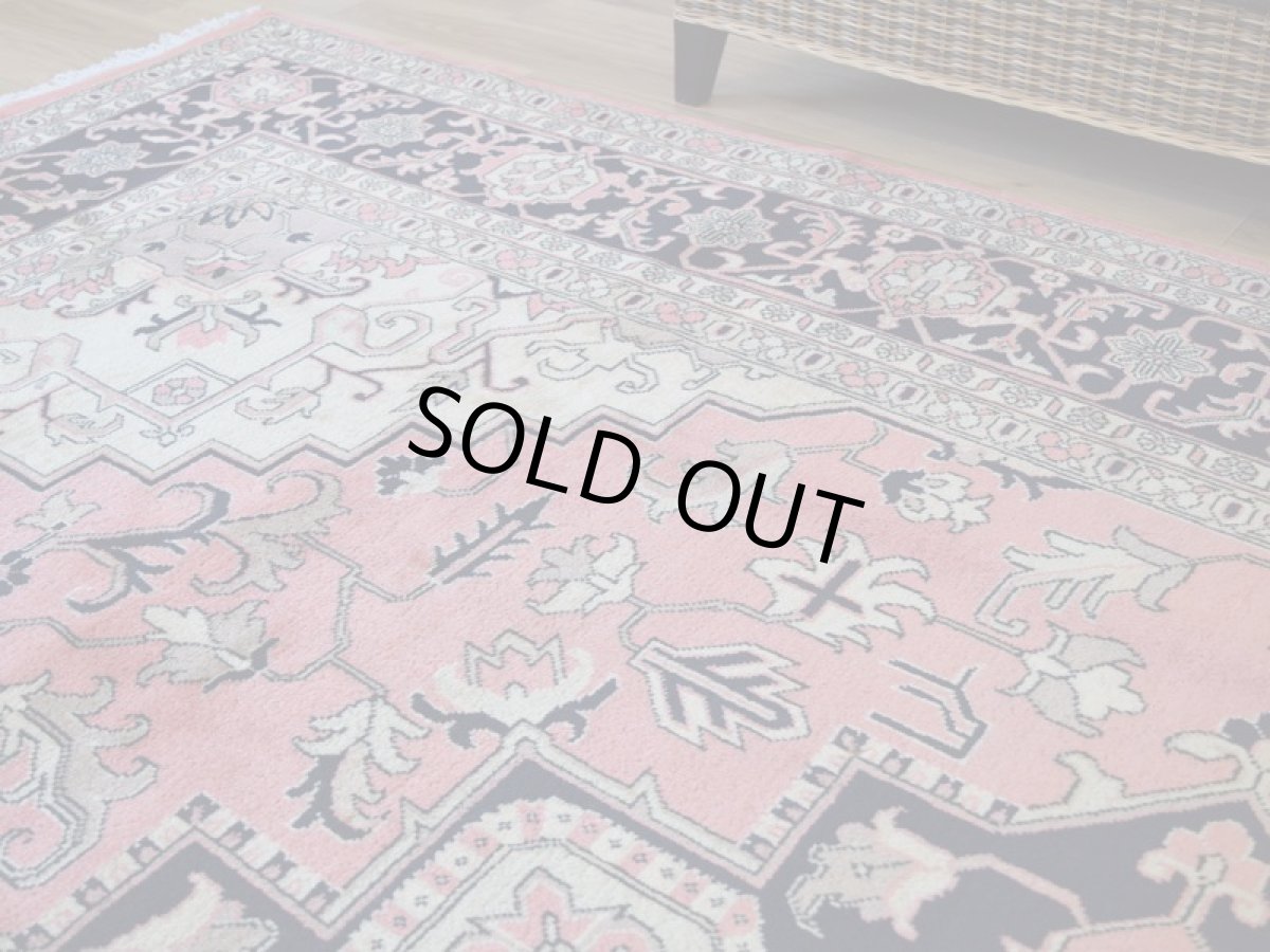 画像9: 美品 ペルシャ 絨毯 ヘリス 産 縦3m 横2.5m 7.5㎡ ~7.5帖 リビング ダイニング 3人掛けソファ コーナーソファ サイズ 305 x 240 cm No.2117 ウール 手織り ハンドメイド トライバル ラグ カーペット サーモンピンク 生成り クリーム ベージュ ネイビー a-2117-305240s056597 (9)