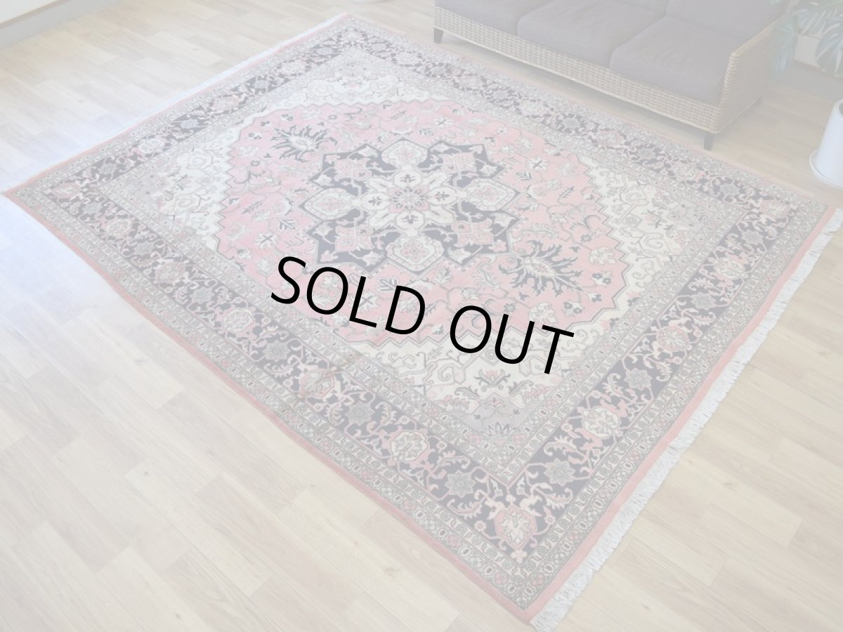 画像3: 美品 ペルシャ 絨毯 ヘリス 産 縦3m 横2.5m 7.5㎡ ~7.5帖 リビング ダイニング 3人掛けソファ コーナーソファ サイズ 305 x 240 cm No.2117 ウール 手織り ハンドメイド トライバル ラグ カーペット サーモンピンク 生成り クリーム ベージュ ネイビー a-2117-305240s056597 (3)