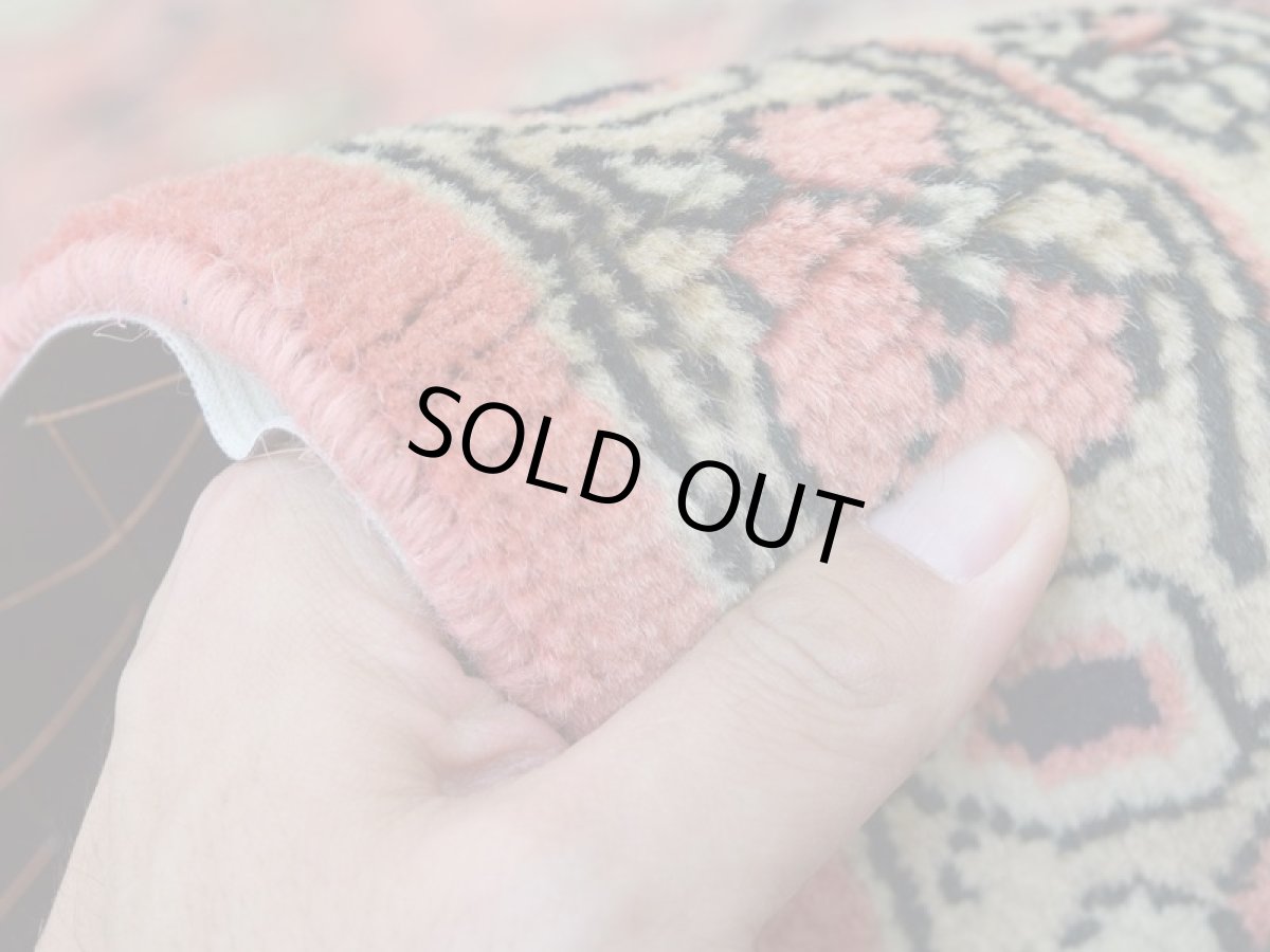 画像12: 美品 ペルシャ 絨毯 ヘリス 産 縦3m 横2.5m 7.5㎡ ~7.5帖 リビング ダイニング 3人掛けソファ コーナーソファ サイズ 305 x 240 cm No.2117 ウール 手織り ハンドメイド トライバル ラグ カーペット サーモンピンク 生成り クリーム ベージュ ネイビー a-2117-305240s056597 (12)