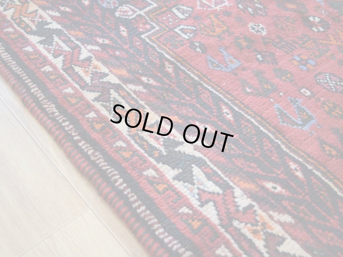 画像10: 新品同様 デッドストック 未使用美品 ペルシャ 部族絨毯 シラーズ 縦3m 横2m 7.2㎡ ~7.5帖 リビング ダイニング 3人掛けソファ コーナーソファ サイズ 310 x 230 cm No.AD381 ウール 手織り ハンドメイド トライバル ラグ カーペット 赤 レッド 黒 ブラック 濃紺 ダークネイビー 民族柄 ns-ad381-310230h05905321 (10)