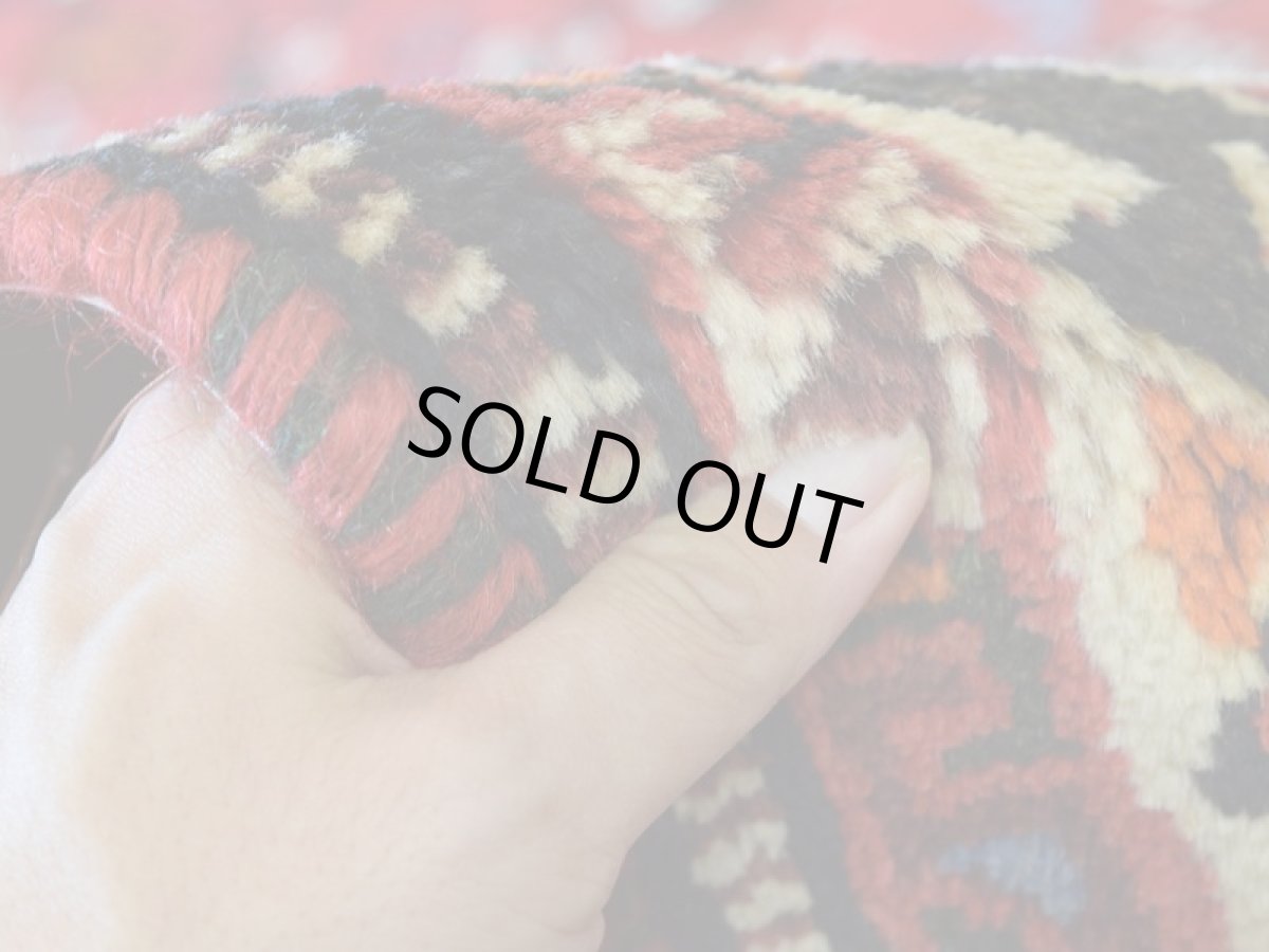 画像11: 新品同様 デッドストック 未使用美品 ペルシャ 部族絨毯 シラーズ 縦3m 横2m 7.2㎡ ~7.5帖 リビング ダイニング 3人掛けソファ コーナーソファ サイズ 310 x 230 cm No.AD381 ウール 手織り ハンドメイド トライバル ラグ カーペット 赤 レッド 黒 ブラック 濃紺 ダークネイビー 民族柄 ns-ad381-310230h05905321 (11)