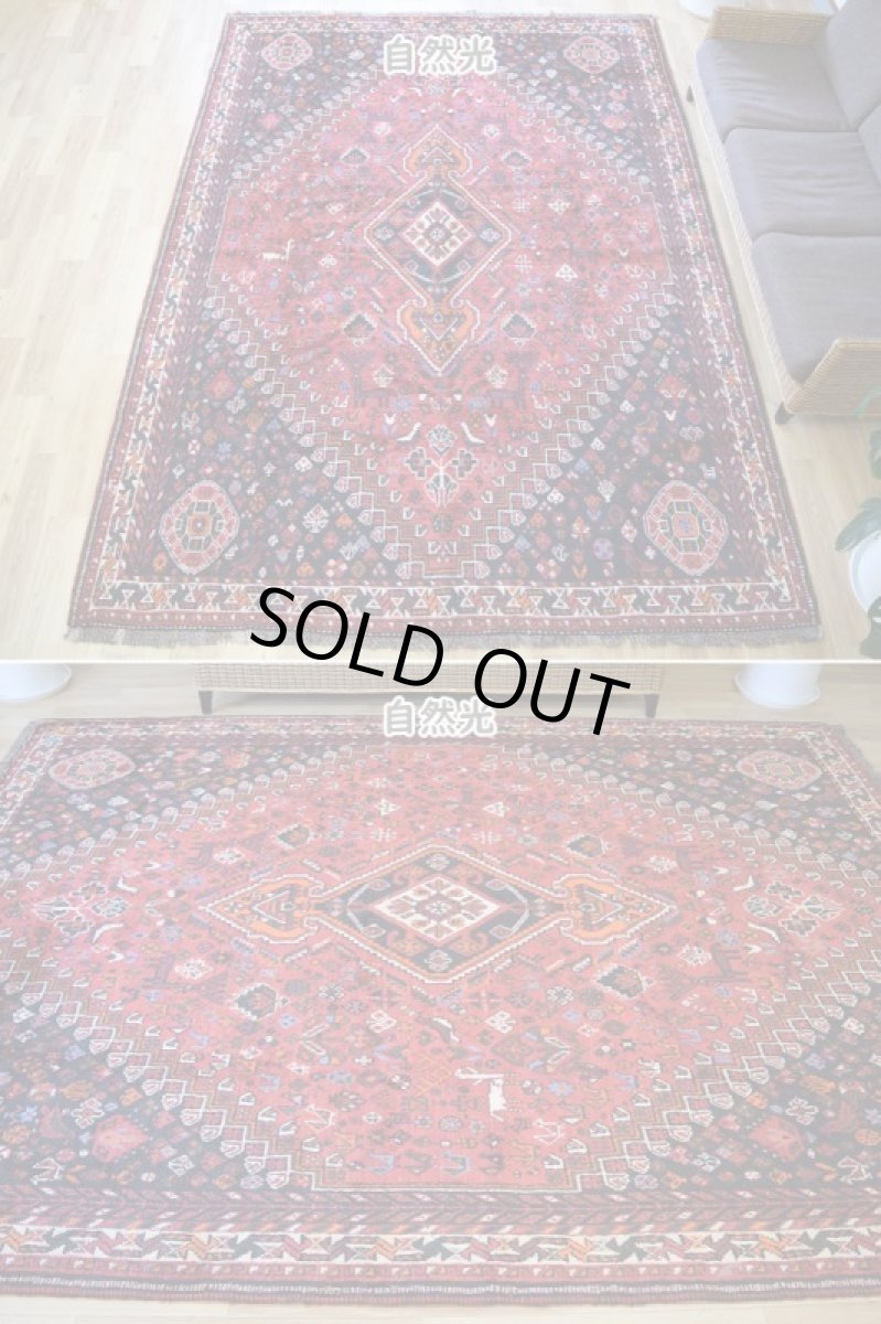 画像4: 新品同様 デッドストック 未使用美品 ペルシャ 部族絨毯 シラーズ 縦3m 横2m 7.2㎡ ~7.5帖 リビング ダイニング 3人掛けソファ コーナーソファ サイズ 310 x 230 cm No.AD381 ウール 手織り ハンドメイド トライバル ラグ カーペット 赤 レッド 黒 ブラック 濃紺 ダークネイビー 民族柄 ns-ad381-310230h05905321 (4)