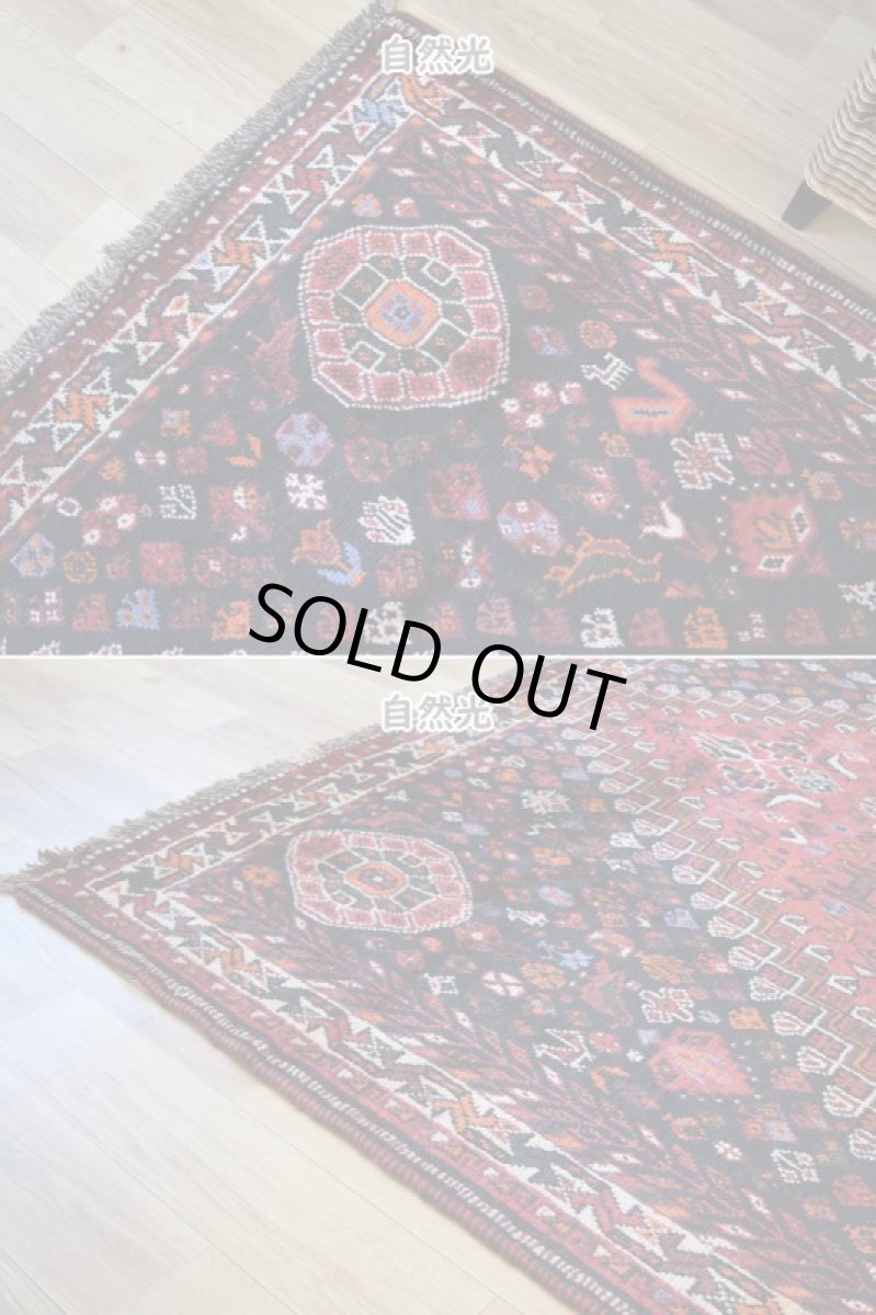 画像8: 新品同様 デッドストック 未使用美品 ペルシャ 部族絨毯 シラーズ 縦3m 横2m 7.2㎡ ~7.5帖 リビング ダイニング 3人掛けソファ コーナーソファ サイズ 310 x 230 cm No.AD381 ウール 手織り ハンドメイド トライバル ラグ カーペット 赤 レッド 黒 ブラック 濃紺 ダークネイビー 民族柄 ns-ad381-310230h05905321 (8)