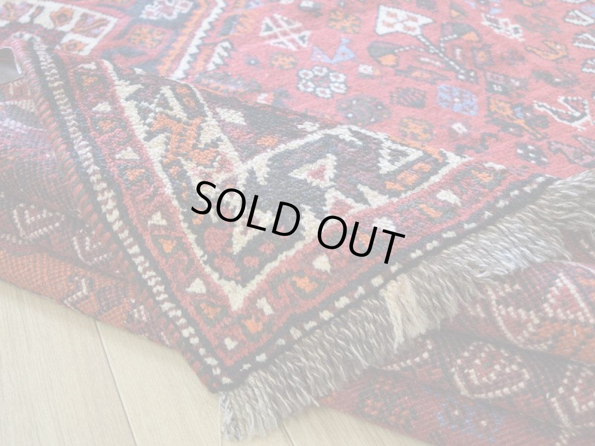 画像12: 新品同様 デッドストック 未使用美品 ペルシャ 部族絨毯 シラーズ 縦3m 横2m 7.2㎡ ~7.5帖 リビング ダイニング 3人掛けソファ コーナーソファ サイズ 310 x 230 cm No.AD381 ウール 手織り ハンドメイド トライバル ラグ カーペット 赤 レッド 黒 ブラック 濃紺 ダークネイビー 民族柄 ns-ad381-310230h05905321 (12)