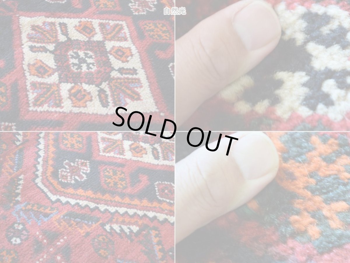 画像14: 新品同様 デッドストック 未使用美品 ペルシャ 部族絨毯 シラーズ 縦3m 横2m 7.2㎡ ~7.5帖 リビング ダイニング 3人掛けソファ コーナーソファ サイズ 310 x 230 cm No.AD381 ウール 手織り ハンドメイド トライバル ラグ カーペット 赤 レッド 黒 ブラック 濃紺 ダークネイビー 民族柄 ns-ad381-310230h05905321 (14)