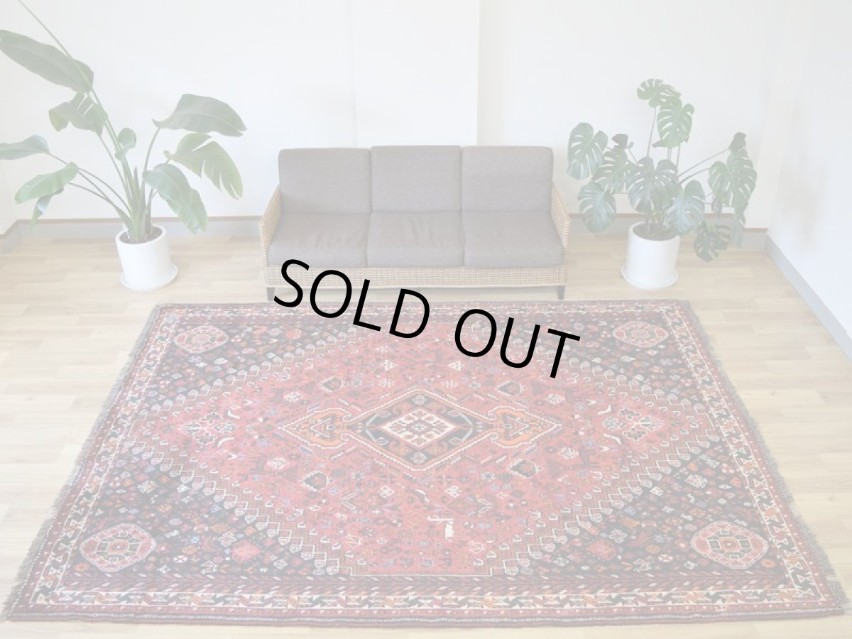 画像2: 新品同様 デッドストック 未使用美品 ペルシャ 部族絨毯 シラーズ 縦3m 横2m 7.2㎡ ~7.5帖 リビング ダイニング 3人掛けソファ コーナーソファ サイズ 310 x 230 cm No.AD381 ウール 手織り ハンドメイド トライバル ラグ カーペット 赤 レッド 黒 ブラック 濃紺 ダークネイビー 民族柄 ns-ad381-310230h05905321 (2)