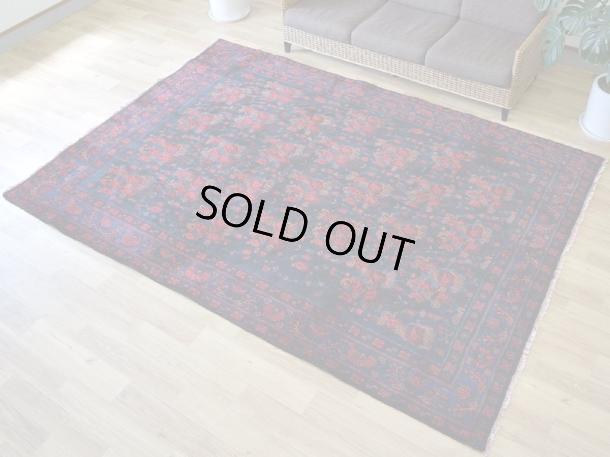 画像2: 良品 ペルシャ 部族絨毯 シールジャーン 縦3m 横2m 6㎡ 〜6帖 リビング ダイニング 3人掛けソファ コーナーソファ 大判 サイズ 294 x 203 cm No.AD374 肉厚 ウール 手織り トライバル ラグ 敷物 マット カーペット アフシャル絨毯  赤 黒 ブラック ネイビー オレンジ ゴルファランギ 花束 模様 花柄 ヴィンテージ ビンテージ b-ad374-294203h89700301 (2)