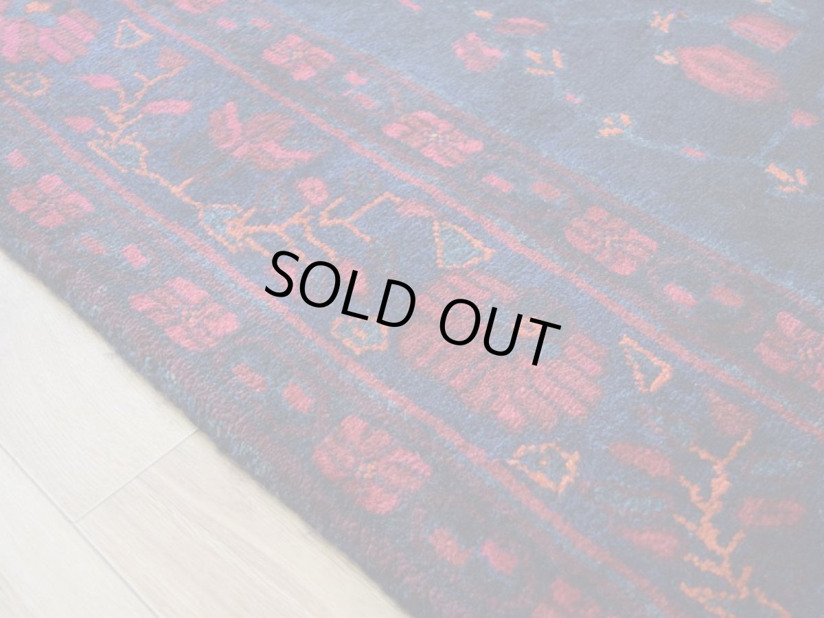 画像12: 良品 ペルシャ 部族絨毯 シールジャーン 縦3m 横2m 6㎡ 〜6帖 リビング ダイニング 3人掛けソファ コーナーソファ 大判 サイズ 294 x 203 cm No.AD374 肉厚 ウール 手織り トライバル ラグ 敷物 マット カーペット アフシャル絨毯  赤 黒 ブラック ネイビー オレンジ ゴルファランギ 花束 模様 花柄 ヴィンテージ ビンテージ b-ad374-294203h89700301 (12)