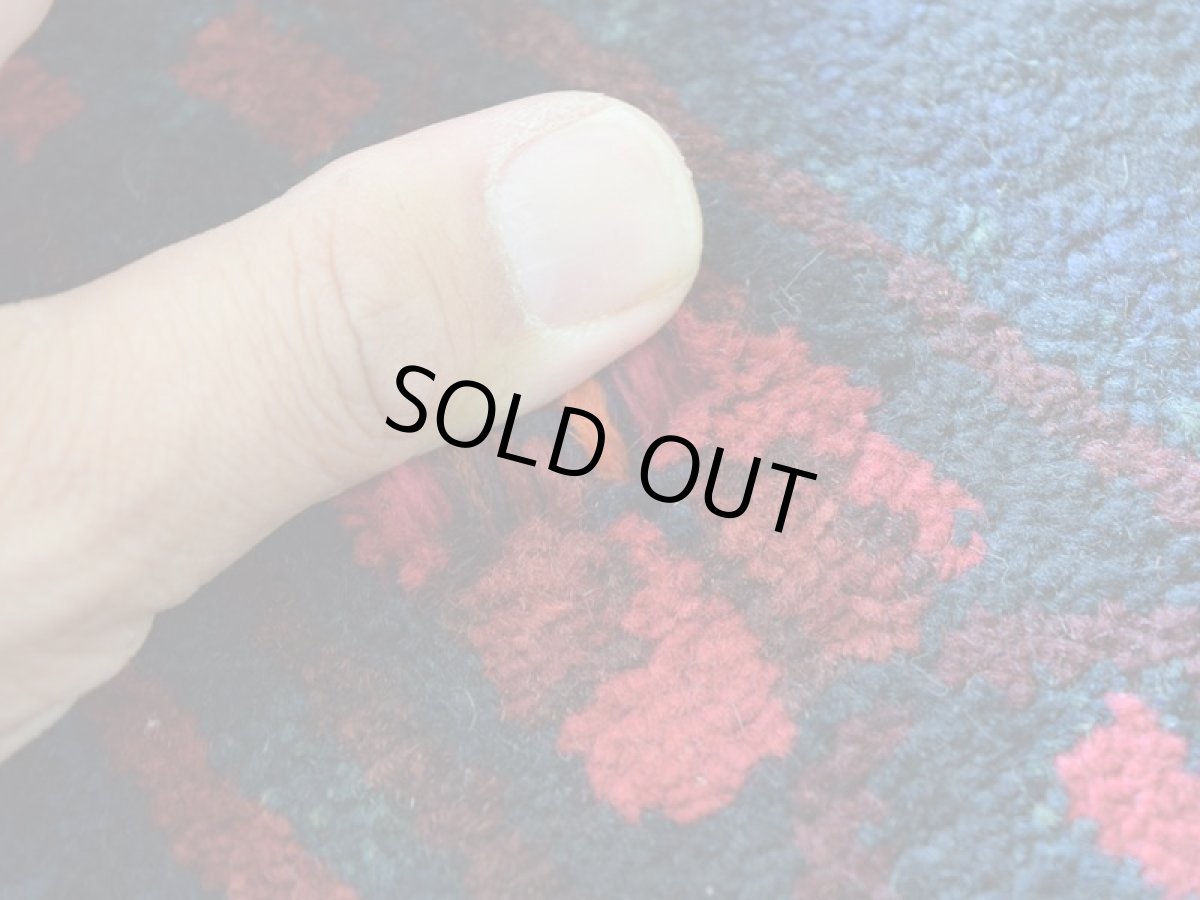 画像13: 良品 ペルシャ 部族絨毯 シールジャーン 縦3m 横2m 6㎡ 〜6帖 リビング ダイニング 3人掛けソファ コーナーソファ 大判 サイズ 294 x 203 cm No.AD374 肉厚 ウール 手織り トライバル ラグ 敷物 マット カーペット アフシャル絨毯  赤 黒 ブラック ネイビー オレンジ ゴルファランギ 花束 模様 花柄 ヴィンテージ ビンテージ b-ad374-294203h89700301 (13)