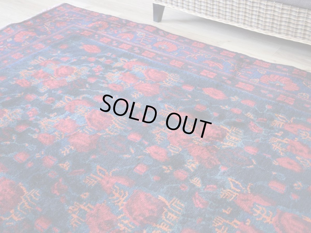 画像9: 良品 ペルシャ 部族絨毯 シールジャーン 縦3m 横2m 6㎡ 〜6帖 リビング ダイニング 3人掛けソファ コーナーソファ 大判 サイズ 294 x 203 cm No.AD374 肉厚 ウール 手織り トライバル ラグ 敷物 マット カーペット アフシャル絨毯  赤 黒 ブラック ネイビー オレンジ ゴルファランギ 花束 模様 花柄 ヴィンテージ ビンテージ b-ad374-294203h89700301 (9)