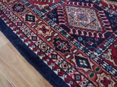 画像10: 新品 ペルシャ 部族絨毯 ヤラメ 縦1.5m 横1m 1.6㎡ 1-2人掛けソファ足元 サイズ 156 x 99 cm No.AB516 ウール 手織り ハンドメイド トライバル ラグ カーペット 民族柄 総柄 ネイビー n-ab516-156099h041551 (10)