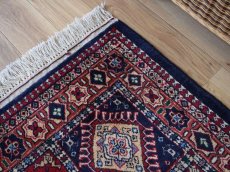 画像9: 新品 ペルシャ 部族絨毯 ヤラメ 縦1.5m 横1m 1.6㎡ 1-2人掛けソファ足元 サイズ 156 x 99 cm No.AB516 ウール 手織り ハンドメイド トライバル ラグ カーペット 民族柄 総柄 ネイビー n-ab516-156099h041551 (9)