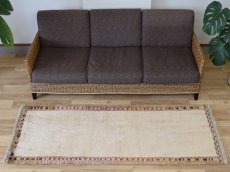 画像1: 新品 ペルシャ ギャッベ 縦2m 横1m ランナーサイズ 2-3人掛けソファ サイズ 190 × 77 cm No.2324 肉厚 天然 ウール ギャベ 手織り リーズバフト ハンドメイド ラグ 絨毯 カーペット  イエロー 黄色 クリーム ベージュ プレーン シンプル n-2324-190077s053583 (1)