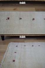 画像6: 新品 ペルシャ ギャッベ 縦1.4m 横7.5m アクセントラグ 2人掛けソファ サイズ 138 × 75 cm No.2393 肉厚 天然 ウール ギャベ 手織り リーズバフト ハンドメイド ラグ 絨毯 カーペット 生命の樹 動物 生成り 白系 n-2393-138075s031071 (6)