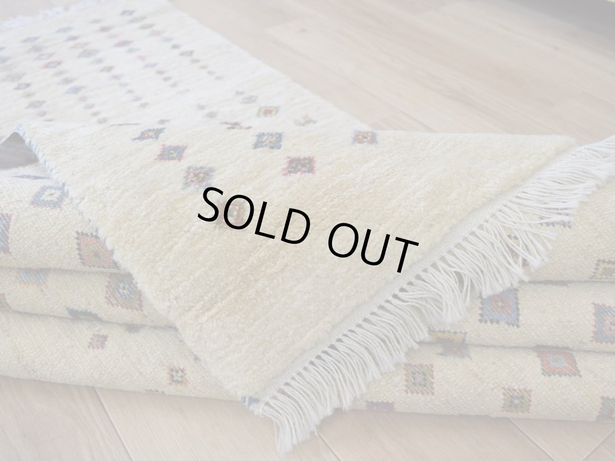 画像13: 新品 ペルシャ ギャッベ 縦1.8m 横1.3m 2.3㎡ 〜2帖 2-3人掛けソファ サイズ 183 × 124 cm No.AD232 肉厚 天然 草木染 ウール ギャベ 手織り  リーズバフト ハンドメイド ラグ 絨毯 カーペット リビングルームソファ足元やベッドサイドに 生成り クリーム トランジ 動物柄 n-ad232-183124s663674 (13)