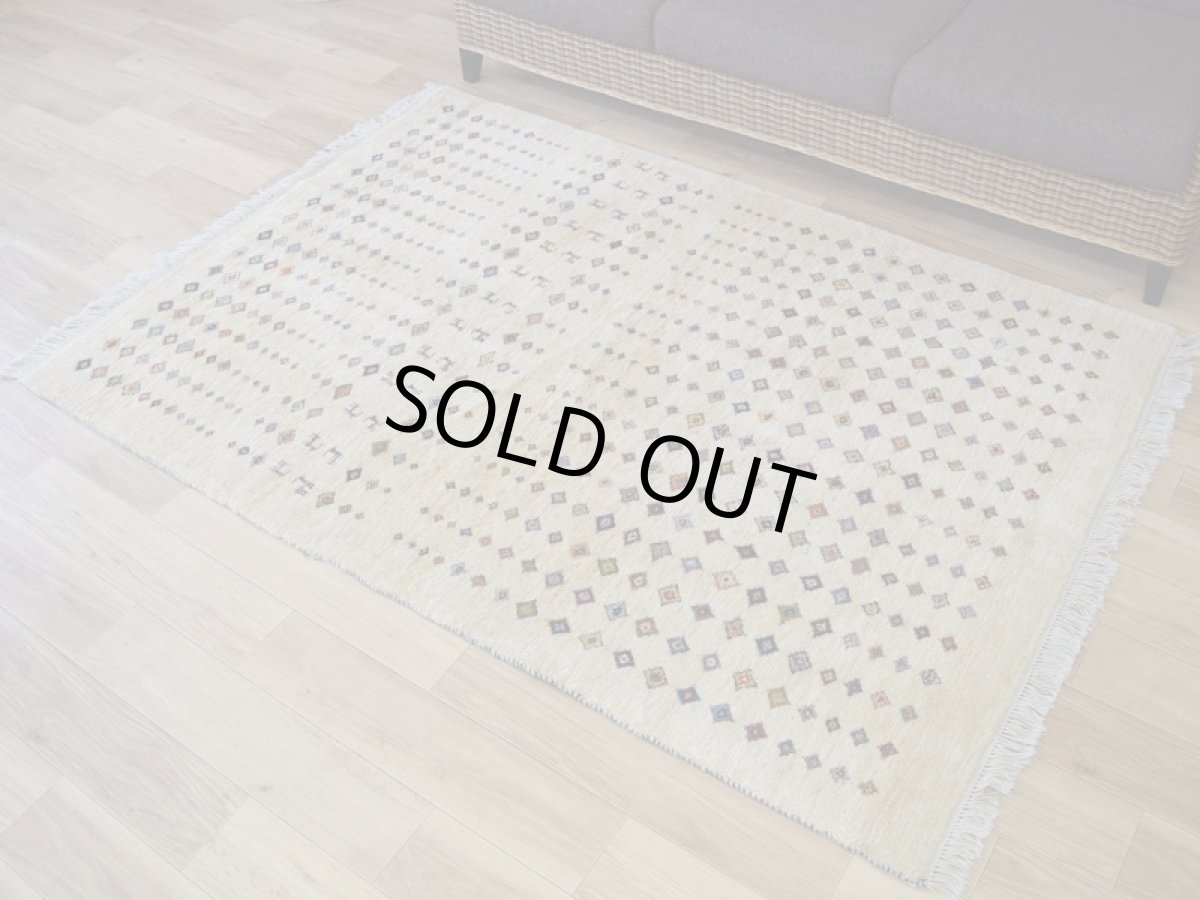 画像18: 新品 ペルシャ ギャッベ 縦1.8m 横1.3m 2.3㎡ 〜2帖 2-3人掛けソファ サイズ 183 × 124 cm No.AD232 肉厚 天然 草木染 ウール ギャベ 手織り  リーズバフト ハンドメイド ラグ 絨毯 カーペット リビングルームソファ足元やベッドサイドに 生成り クリーム トランジ 動物柄 n-ad232-183124s663674 (18)