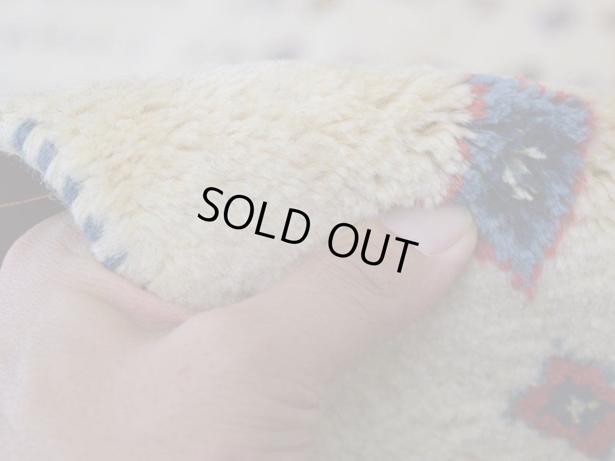 画像12: 新品 ペルシャ ギャッベ 縦1.8m 横1.3m 2.3㎡ 〜2帖 2-3人掛けソファ サイズ 183 × 124 cm No.AD232 肉厚 天然 草木染 ウール ギャベ 手織り  リーズバフト ハンドメイド ラグ 絨毯 カーペット リビングルームソファ足元やベッドサイドに 生成り クリーム トランジ 動物柄 n-ad232-183124s663674 (12)