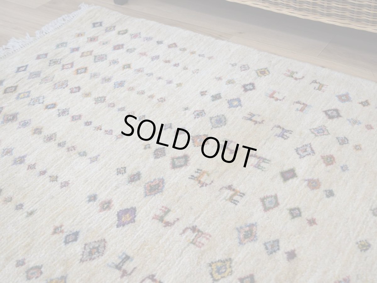 画像11: 新品 ペルシャ ギャッベ 縦1.8m 横1.3m 2.3㎡ 〜2帖 2-3人掛けソファ サイズ 183 × 124 cm No.AD232 肉厚 天然 草木染 ウール ギャベ 手織り  リーズバフト ハンドメイド ラグ 絨毯 カーペット リビングルームソファ足元やベッドサイドに 生成り クリーム トランジ 動物柄 n-ad232-183124s663674 (11)