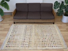 画像1: 新品 ペルシャ ギャッベ 縦1.8m 横1.3m 2.3㎡ 〜2帖 2-3人掛けソファ サイズ 183 × 124 cm No.AD232 肉厚 天然 草木染 ウール ギャベ 手織り  リーズバフト ハンドメイド ラグ 絨毯 カーペット リビングルームソファ足元やベッドサイドに 生成り クリーム トランジ 動物柄 n-ad232-183124s663674 (1)