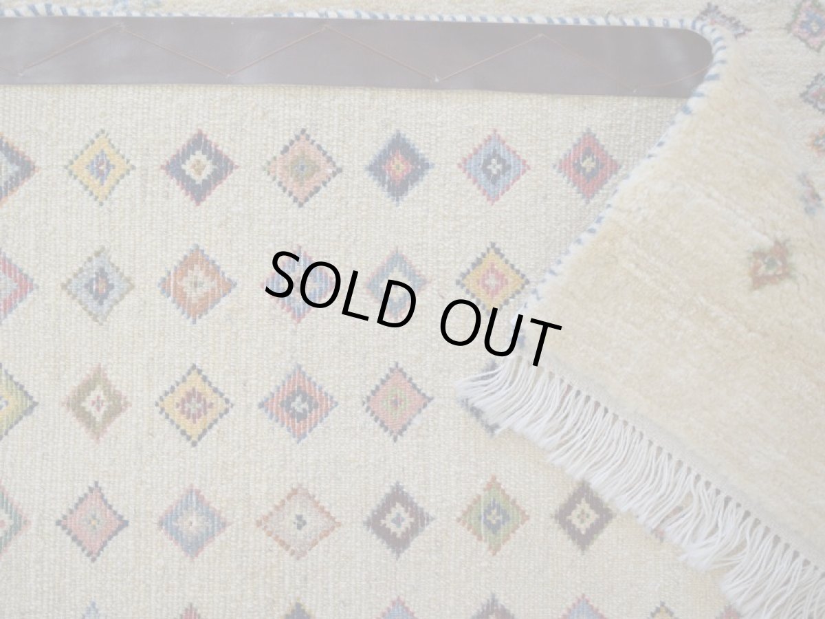 画像14: 新品 ペルシャ ギャッベ 縦1.8m 横1.3m 2.3㎡ 〜2帖 2-3人掛けソファ サイズ 183 × 124 cm No.AD232 肉厚 天然 草木染 ウール ギャベ 手織り  リーズバフト ハンドメイド ラグ 絨毯 カーペット リビングルームソファ足元やベッドサイドに 生成り クリーム トランジ 動物柄 n-ad232-183124s663674 (14)