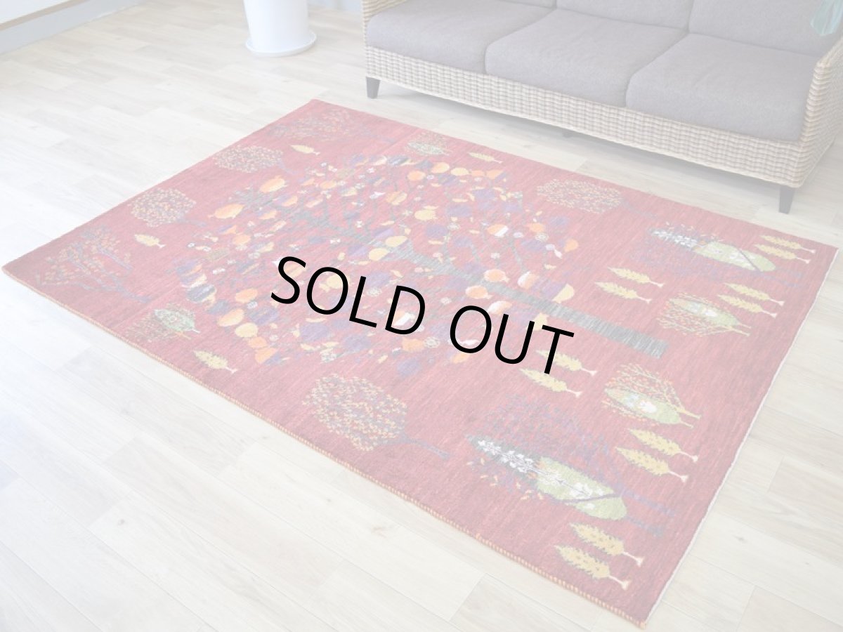 画像2: 新品 ペルシャ ギャッベ 縦2m 横1.5m 3m2 〜2-3帖程度 リビング ダイニング 2-3人掛けソファ サイズ 209 × 146 cm No.a618 肉厚 リーズバフト ウール 手織りギャベ ハンドメイド ラグ 絨毯 カーペット ザクロ 生命の樹 糸杉 赤系 リビングダイニングルームやベッドサイドに n-a618-209146h566568 (2)