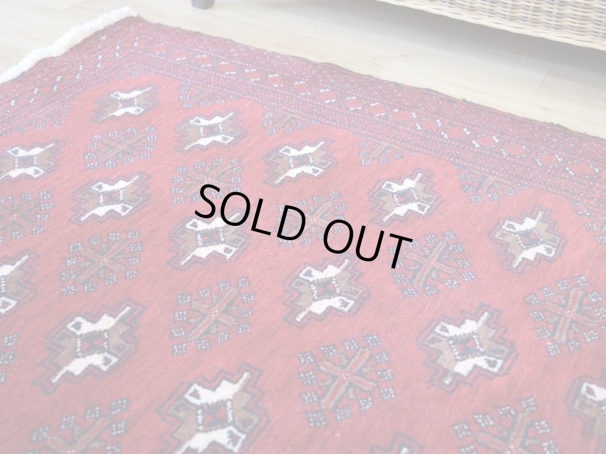 画像9: 良品 ペルシャ 部族絨毯 バルーチ 縦2m 横1m 2.2㎡ 〜2帖程度 リビング ダイニング 2〜3人掛けソファ センターテーブル サイズ 190 x 115 cm No.R219 天然 肉厚 ウール 手織り トライバル ラグ 敷物 マット カーペット 幾何学模様 ヴィンテージ ビンテージ  赤系 ワインレッド エンジ b-r219-190115h001031 (9)