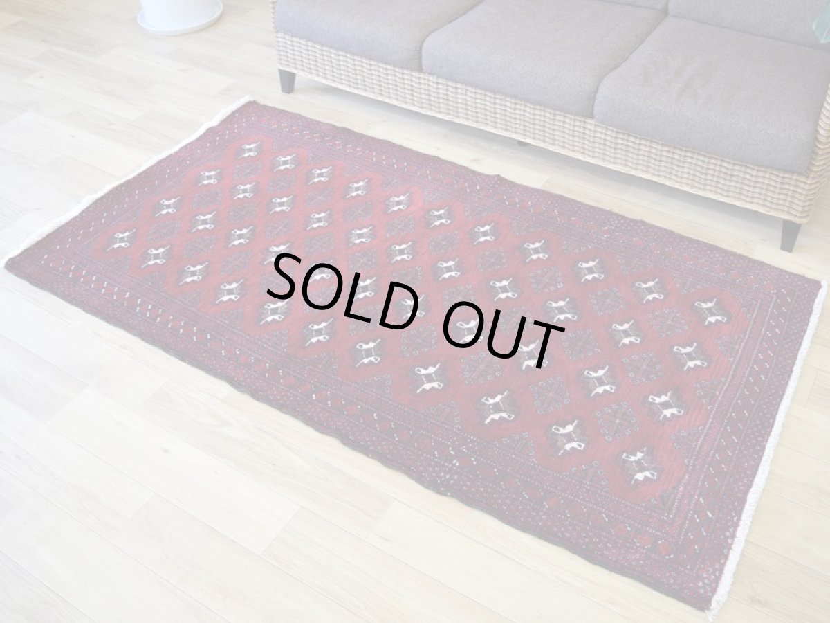 画像2: 良品 ペルシャ 部族絨毯 バルーチ 縦2m 横1m 2.2㎡ 〜2帖程度 リビング ダイニング 2〜3人掛けソファ センターテーブル サイズ 190 x 115 cm No.R219 天然 肉厚 ウール 手織り トライバル ラグ 敷物 マット カーペット 幾何学模様 ヴィンテージ ビンテージ  赤系 ワインレッド エンジ b-r219-190115h001031 (2)